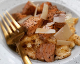 Foto del paso 7 de la receta: Huevos revueltos con salmón marinado a la plancha