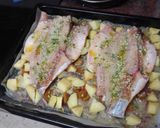 Foto del paso 6 de la receta: Lubina al horno sobre cama de cebolla, papas y tomates cherry
