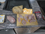 Rebanada de pan con pechuga, bacon y cheddar