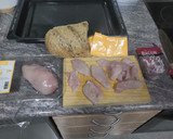 Foto del paso 1 de la receta: Rebanada de pan con pechuga, bacon y cheddar