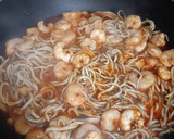 Foto del paso 3 de la receta: Espaguetis con Gulas y Gambas