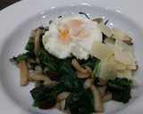 Foto del paso 7 de la receta: Wok de espinacas y shimeji con huevo poché