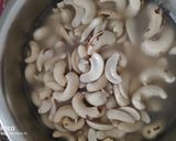 A picture of step 1 of Raw Cashew Curry.