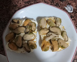 Foto del paso 2 de la receta: Tosta de mejillones en escabeche
