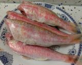 Foto del paso 1 de la receta: Salmonetes fritos y alcachofas al vapor