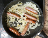 Foto del paso 2 de la receta: Salchichas al Vino con Patatas Pegotòn