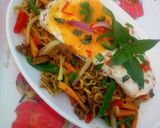 A picture of step 3 of Aisha's Special stir fry noodles with minced meat and sunny side up egg.