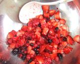 Foto del paso 2 de la receta Cestita de crêpes rellenas de frutos rojos y crema de mascarpone y yogurt griego