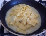 Foto del passaggio 5 della ricetta Pappardelle con crema di asparagi e cipollotti