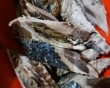Foto langkah ke 1 dari resep Ikan Tongkol + Terong masak Kecap.