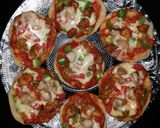 A picture of step 5 of Mini chicken pizza.