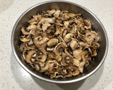Foto del paso 1 de la receta: Pollo arvejado con champiñones deshidratados