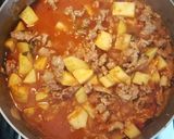 Foto del paso 5 de la receta: Carne picada de cerdo con patatas y salsa de tomate