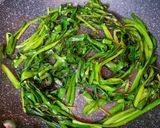 Foto del passaggio 4 della ricetta Frittata di erba cipollina