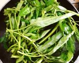 รูปขั้นตอนการทำที่ 1 ของ ผัดผักบุ้งไฟแดง Pad Pak Bung Fai Daeng