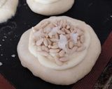 Foto del paso 5 de la receta Bollitos brioche con crema, piñones y coco