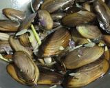 Foto langkah ke 3 dari resep Tumis Kijing (kerang air tawar) Simple.