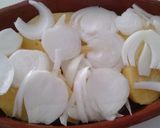 Foto del paso 1 de la receta Chuletas de cerdo asadas en cama de patatas y cebollas especiadas