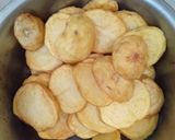 Foto langkah ke 2 dari resep Kentang Kecap Daging Giling.