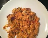 Foto del paso 4 de la receta Huevos revueltos con hongos y tomate