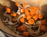 Une image de l'étape 6 de Rôti de porc en cocotte aux carottes,oignons et champignons (cuisson au four).