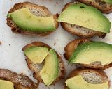 Foto del paso 2 de la receta: Mini "tostadas" de aguacate