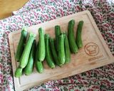 Foto del passaggio 1 della ricetta Piccole zucchine gratinate vegetariane