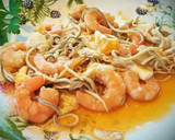 Foto del paso 8 de la receta: Huevos rotos con gulas y langostinos