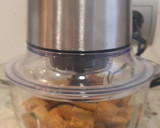 Foto del paso 2 de la receta: Bizcocho de galletas Digestive y trocitos de chocolate
