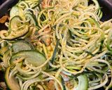 Foto del paso 4 de la receta: Espaguetis de calabacín con ajo, tomates cherry y parmesano 🥒🍝