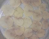 A picture of step 1 of Cheesy ground beef and potatoes.