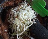 Foto langkah ke 2 dari resep Sambal Mangga Terasi Lamongan.