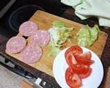 Foto del paso 1 de la receta: Sándwich de fiambre con tomate, lechuga y mayonesa