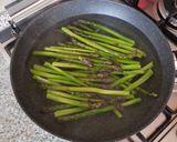 Foto del passaggio 1 della ricetta Torta salata ASPARAGI SU UN LETTO DI PANE 🍞🌱