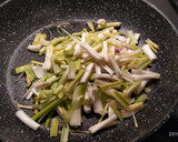 Foto del paso 1 de la receta: Tortilla de ajetes