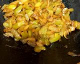 A picture of step 7 of Fried shimla mirch 🫑🫑🌰.