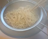 A picture of step 4 of Egg noodles stir-fried with chicken and bacon.