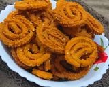 A picture of step 4 of Rice flour chakli.