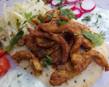 Foto del paso 9 de la receta: Gyros de pollo con repollo encurtido exprés servido en mesa