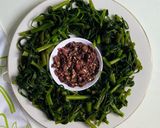 Foto langkah ke 3 dari resep Sambal Brambang Asem Kangkung ala Mbak Heni.