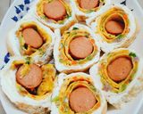 Hình bước làm 2 của món Trứng cuộn xúc xích