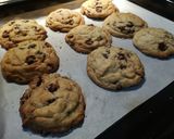 รูปขั้นตอนการทำที่ 7 ของ Crispy-soft Chocolate Chip Cookies (คุกกี้ช็อคชิพ กรอบนอกนุ่มใน)