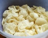 Foto langkah ke 8 dari resep 5. Kerupuk Bawang Kriuk Renyah.