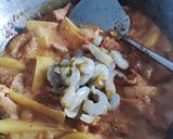 Foto langkah ke 5 dari resep Semur Kentang Tahu Udang.