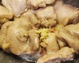 Foto del paso 3 de la receta: Pollo con nopales en salsa de guajillo🌺