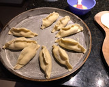 Foto del paso 3 de la receta: Empanadas de camarones y verdeo en salsa blanca