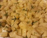 Foto del passaggio 1 della ricetta Salsiccia con patate e pomodorini al forno