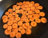Une image de l'étape 2 de Pois gourmands et carottes aux échalotes et ciboulette.