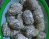 Foto langkah ke 4 dari resep Gorengan sosis toping kentang keju.