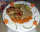 Foto del paso 5 de la receta: MUSLOS de pollo relleno con ajo jengibre albahaca y sal de cajón, con una crema de papa y 🧅 🥕
